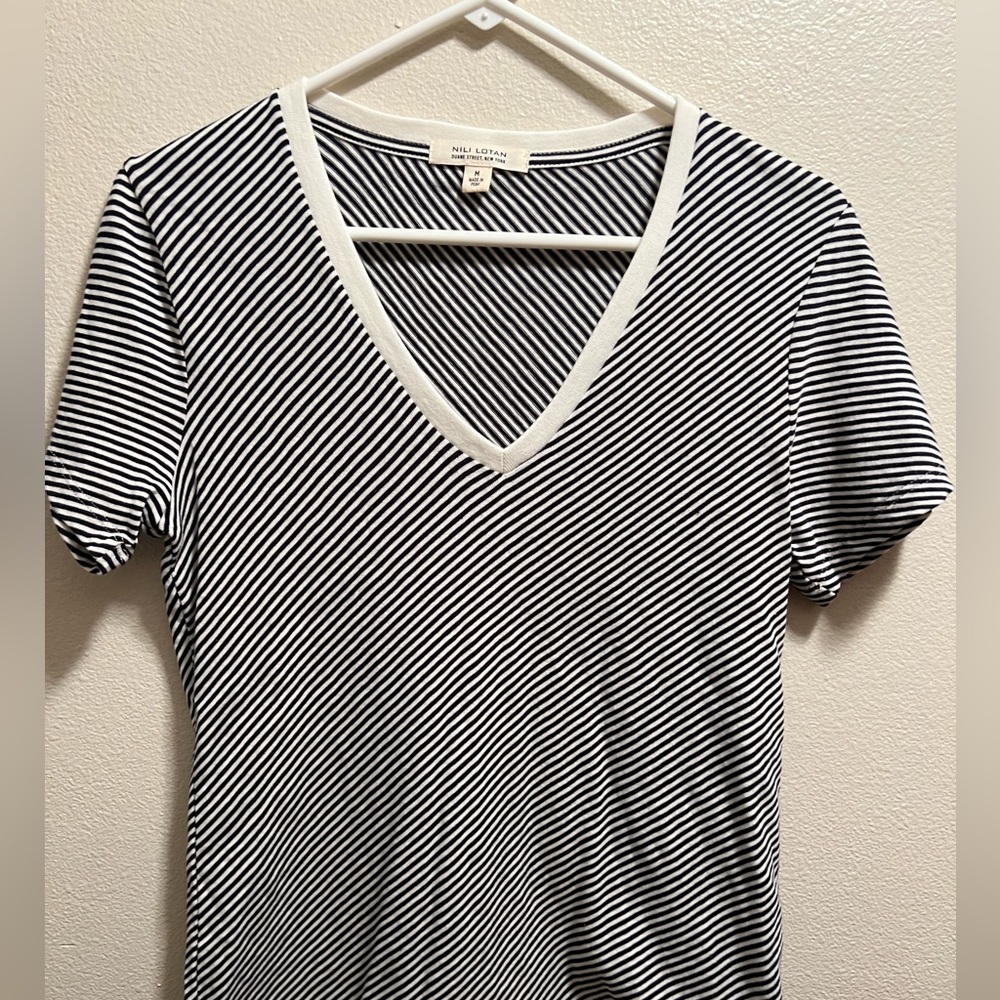 NILI LOTAN short sleeve V neck shirt. Black/white stripes. Size Medium.